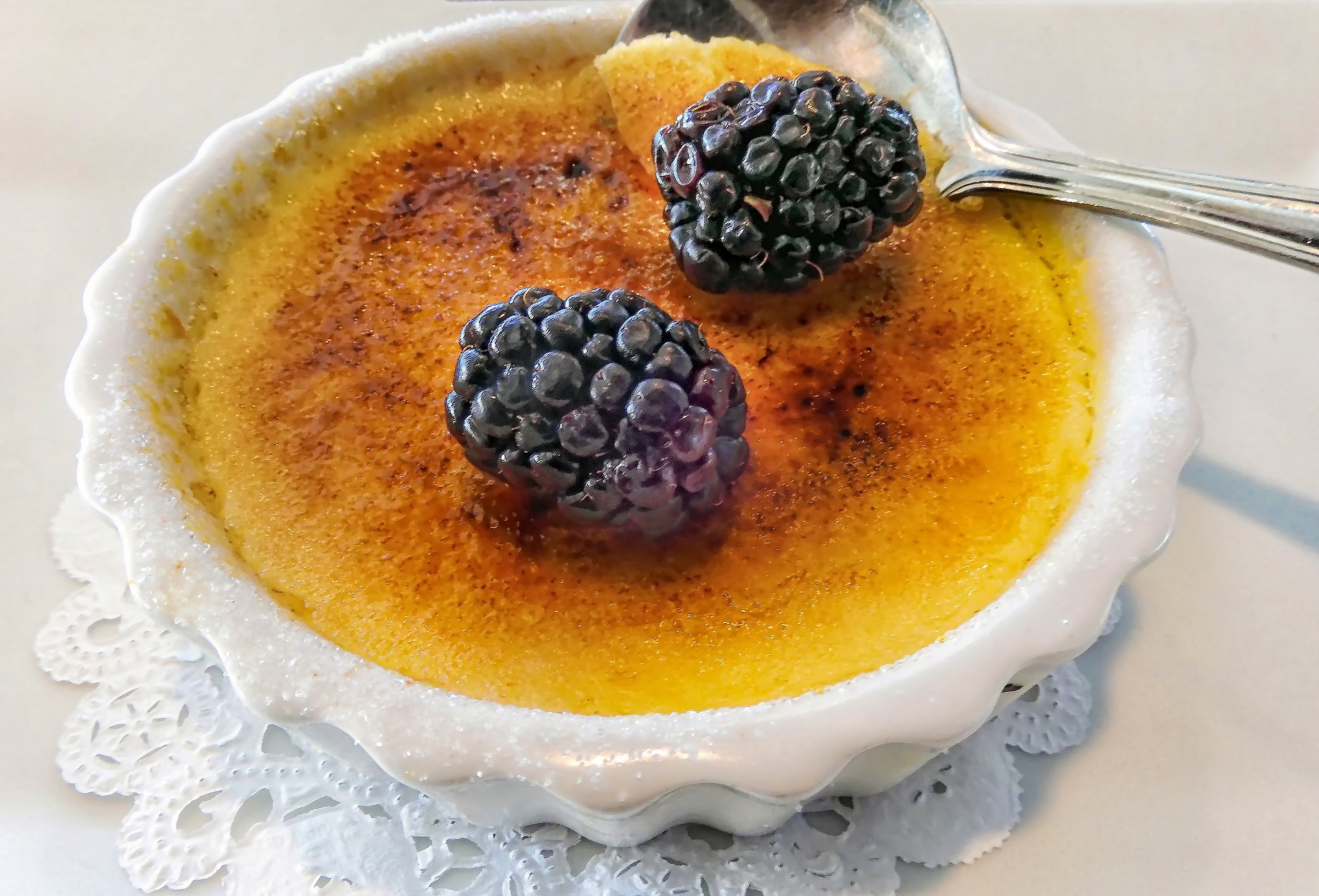 Creme Brûlée kết hợp cùng trái cây xay nhuyễn, trái cây đông lạnh đem lại hương vị mới lạ